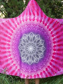 Fuchsia Mandala Hooded Decke
