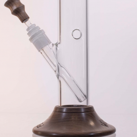 Zylinder Glas-Bong mit Holzfuß und Kickloch von "Black Leaf" Seitenansicht